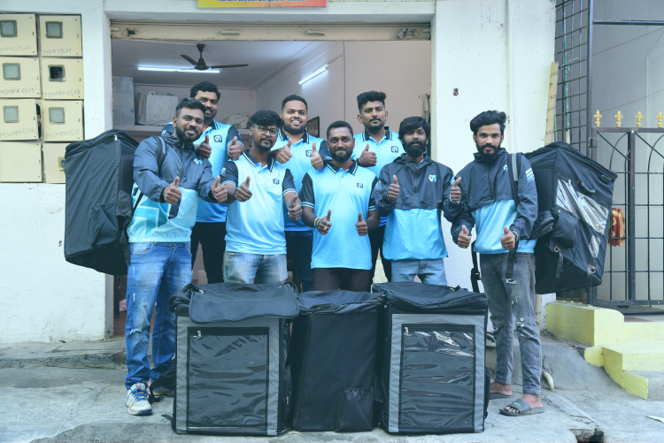 Valmo Delivery Hub Team with Franchise Executives - valmalogistic.in